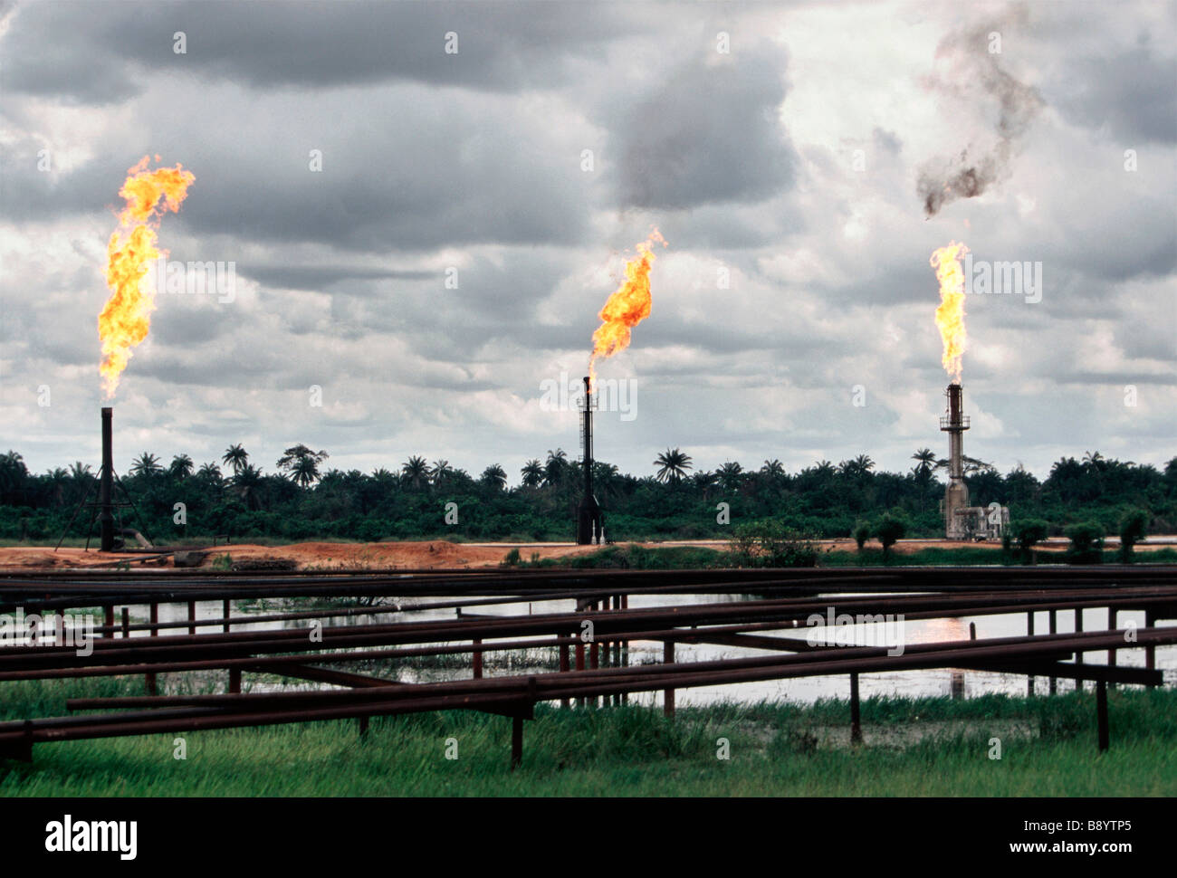 Nigeria: Umweltverschmutzung durch die Verbrennung von Gas aus der Ölförderung im Nigerdelta Ogoniland Stockfoto