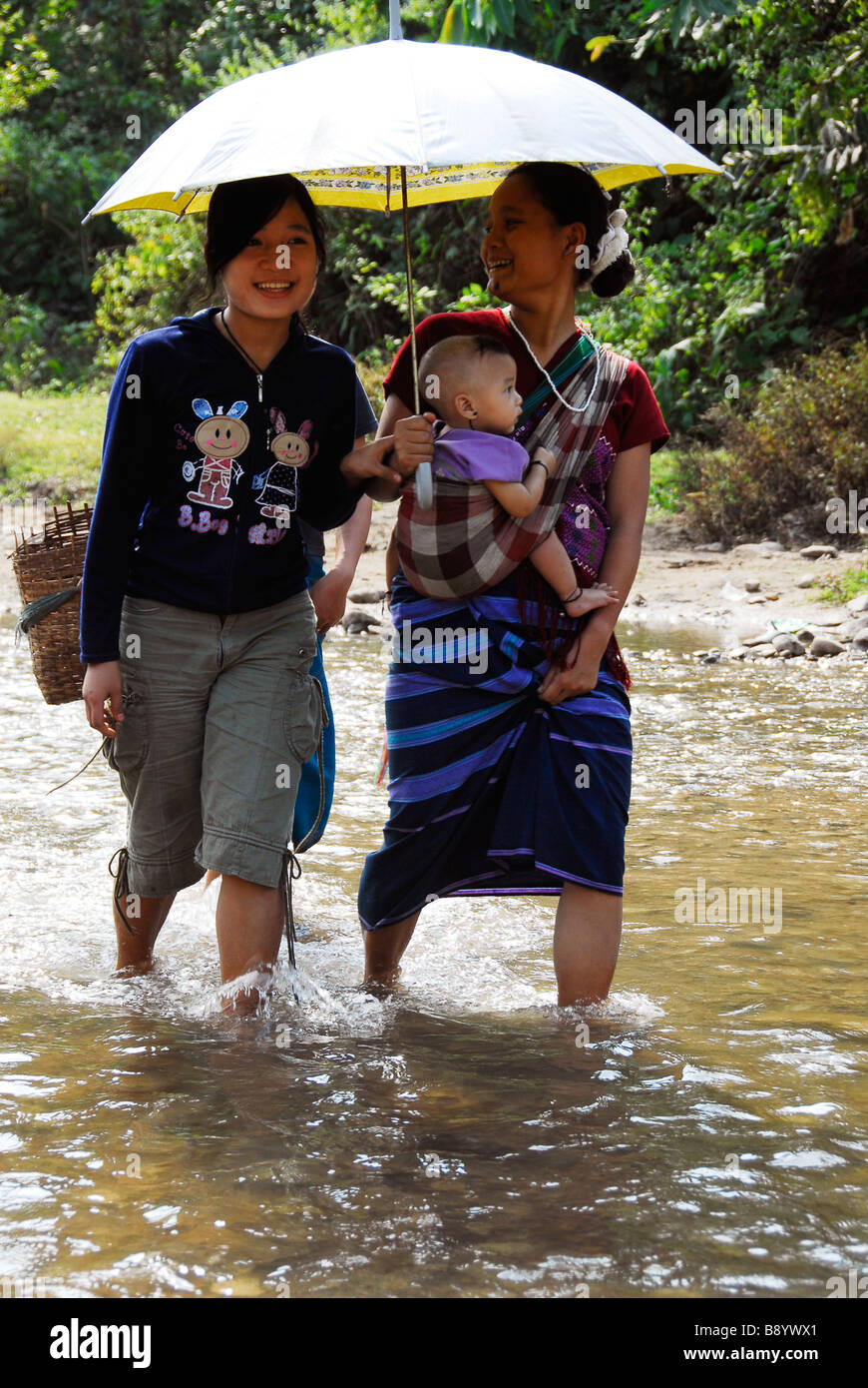 Karen Menschen Fuß über den Fluss in der Nähe von Maela Flüchtlingslager, Tak, Nord-Thailand. Stockfoto