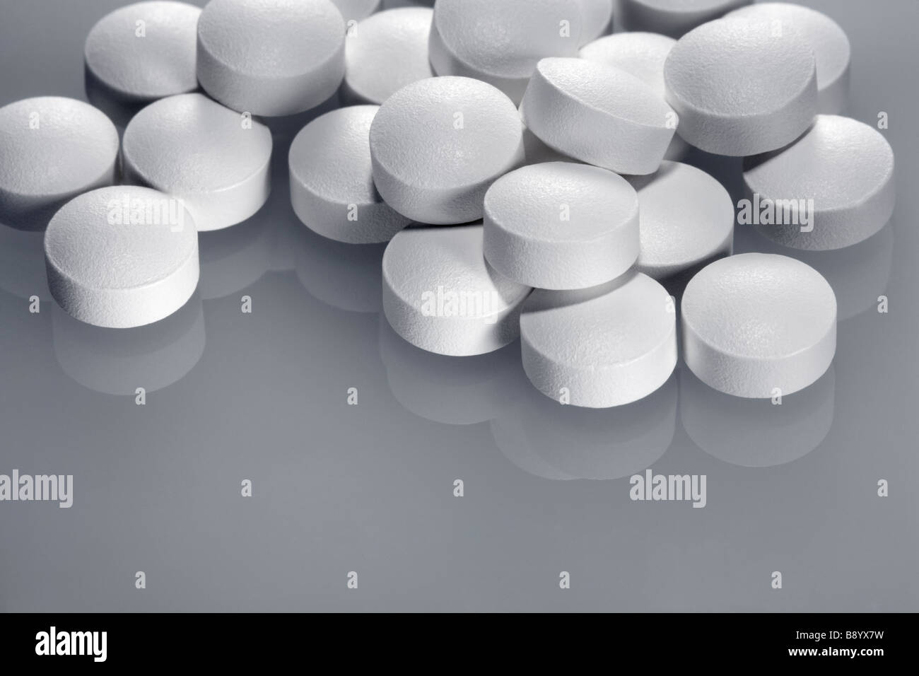 Tabletten auf einem grauen Hintergrund Stockfoto