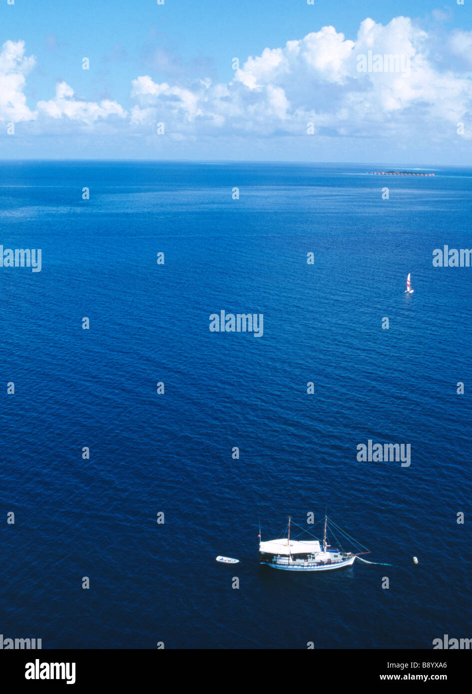 Luftaufnahme der Yacht am blauen Meer Stockfoto