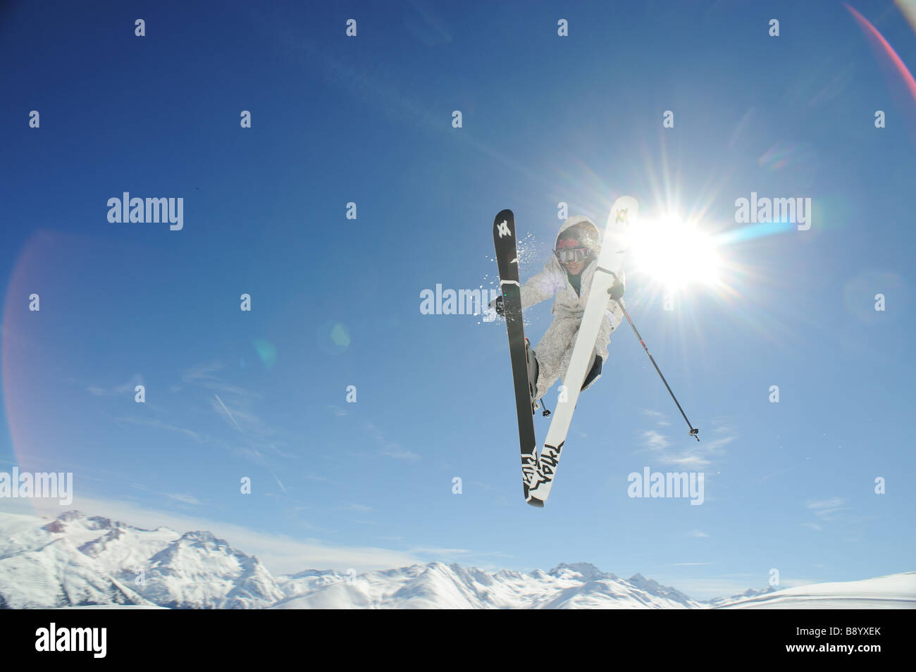 Freeskier Durchführung einen Sprung in den Schweizer Alpen Stockfoto