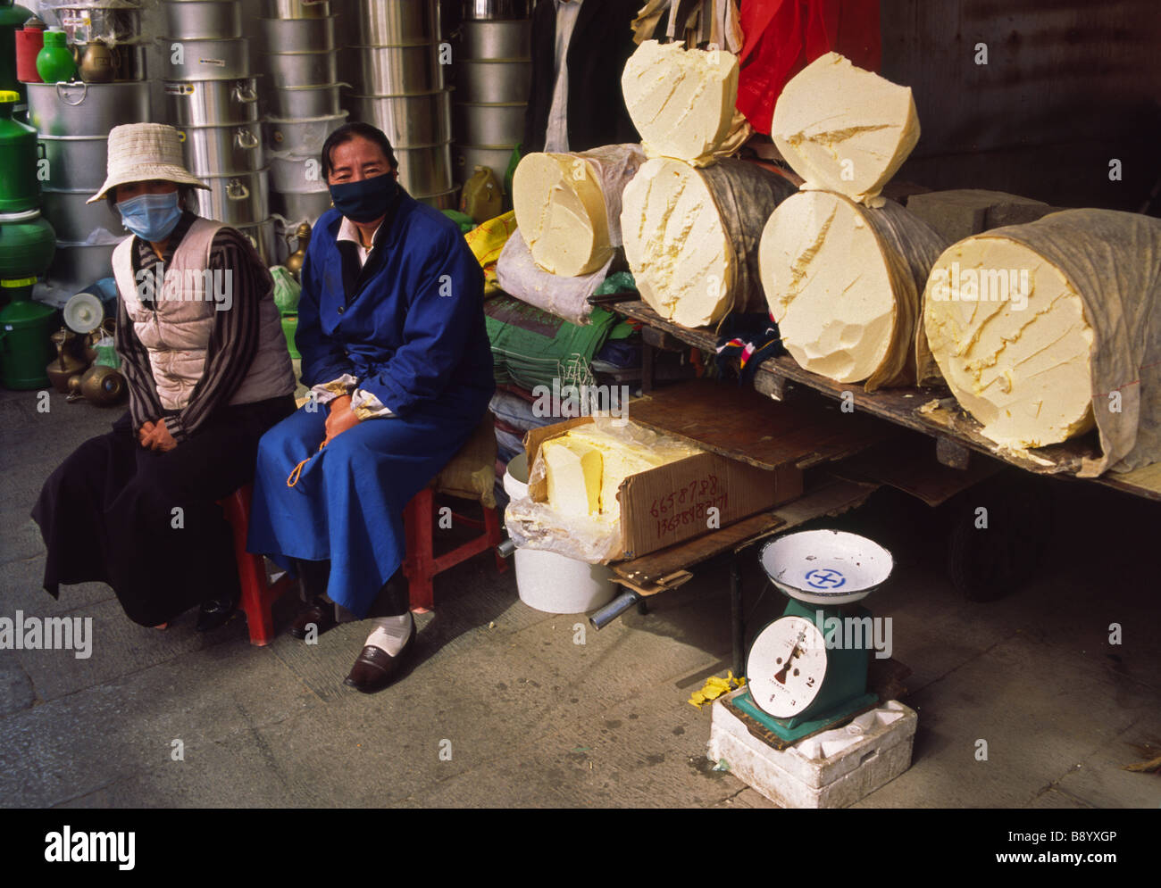 Tibetische Frauen verkaufen Yak-Butter im lokalen Markt in der Nähe von Barkhor, Lhasa, Tibet Stockfoto