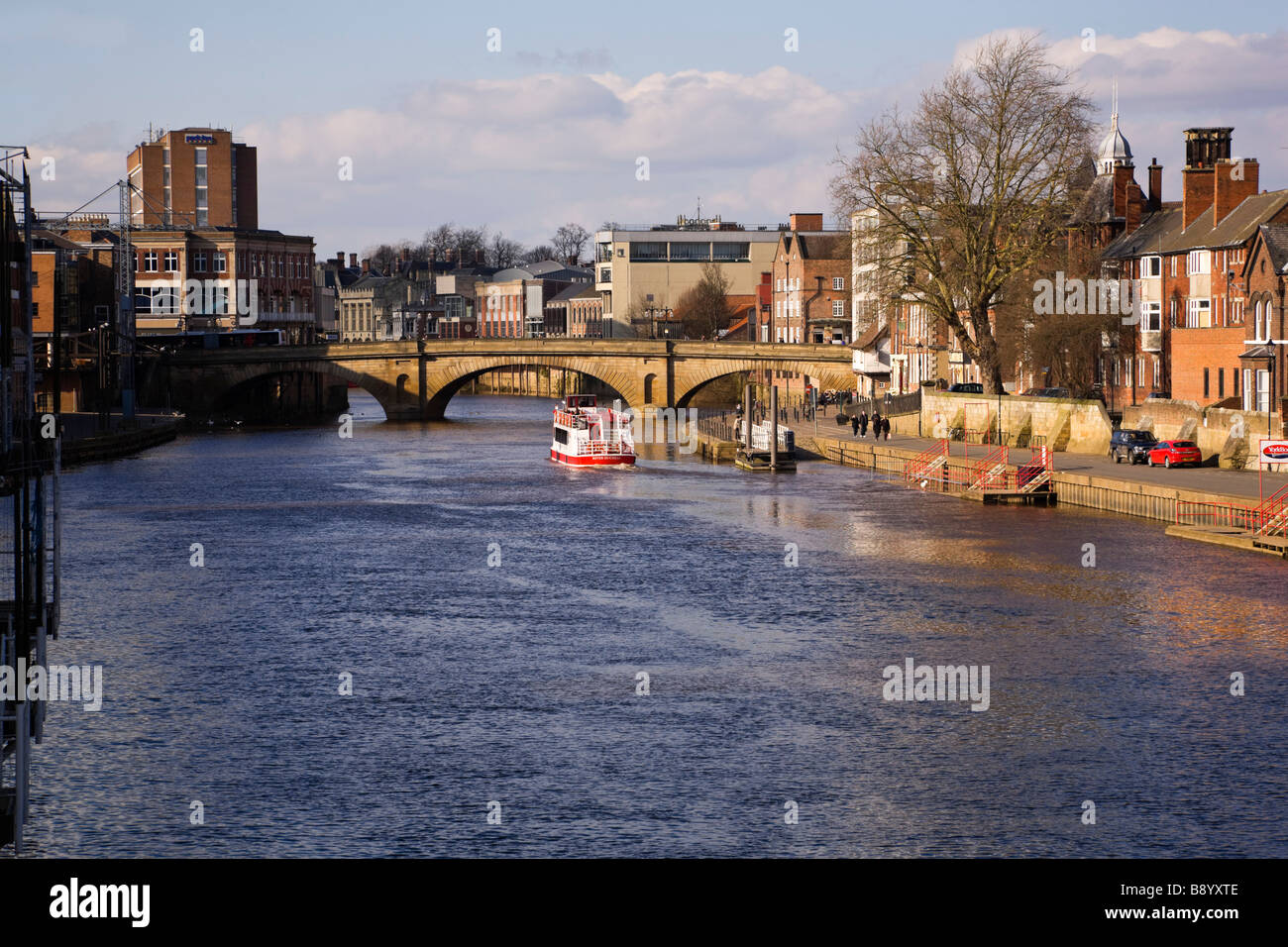 Fluss Ouse durch York City mit Ouse Bridge, North Yorkshire, England Stockfoto