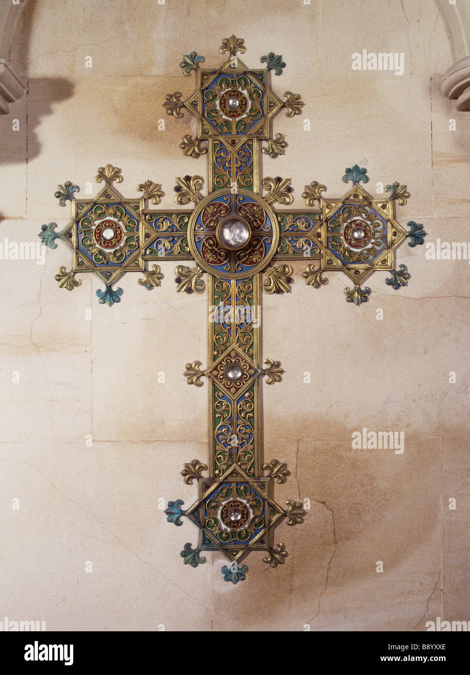 Nahaufnahme eines hochdekorative Kreuzes in mittelalterlichen Gotik an der Wand in der Kapelle in Tyntesfield Stockfoto