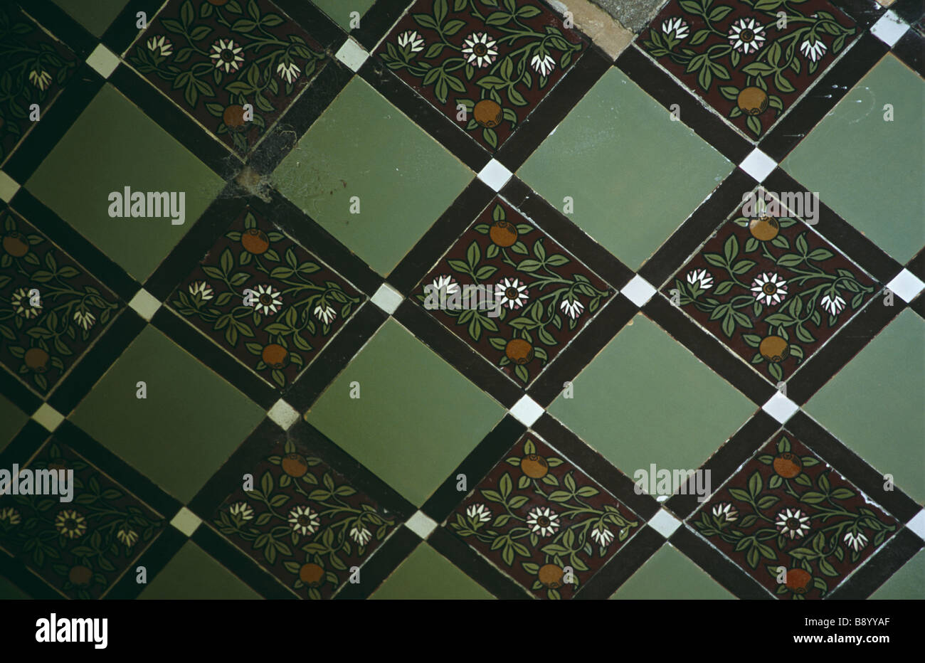 Nahaufnahme von viktorianischen Fliesen im Pavillon im alten Rosengarten Tyntesfield North Somerset Stockfoto