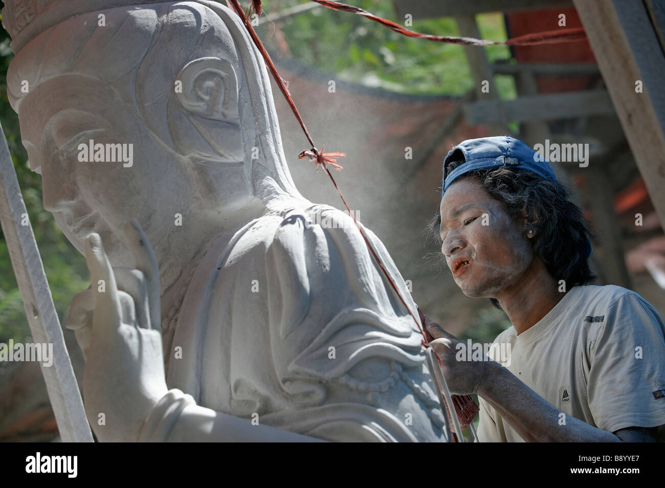 Frau schnitzen Buddha Statue Stockfoto
