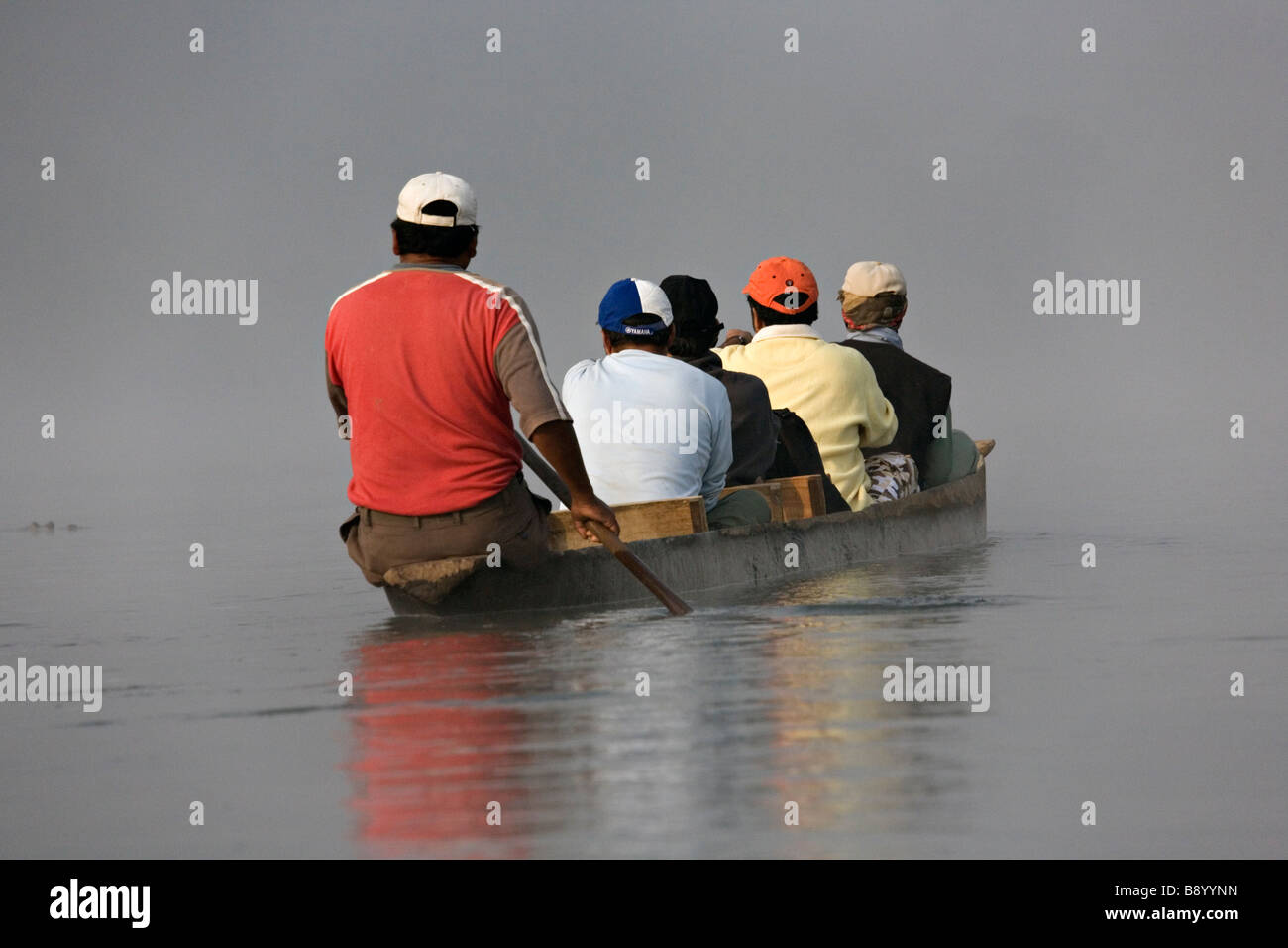 Morgen-Kanutour am Rapti Fluss im Royal Chitwan Nationalpark Nepal Stockfoto