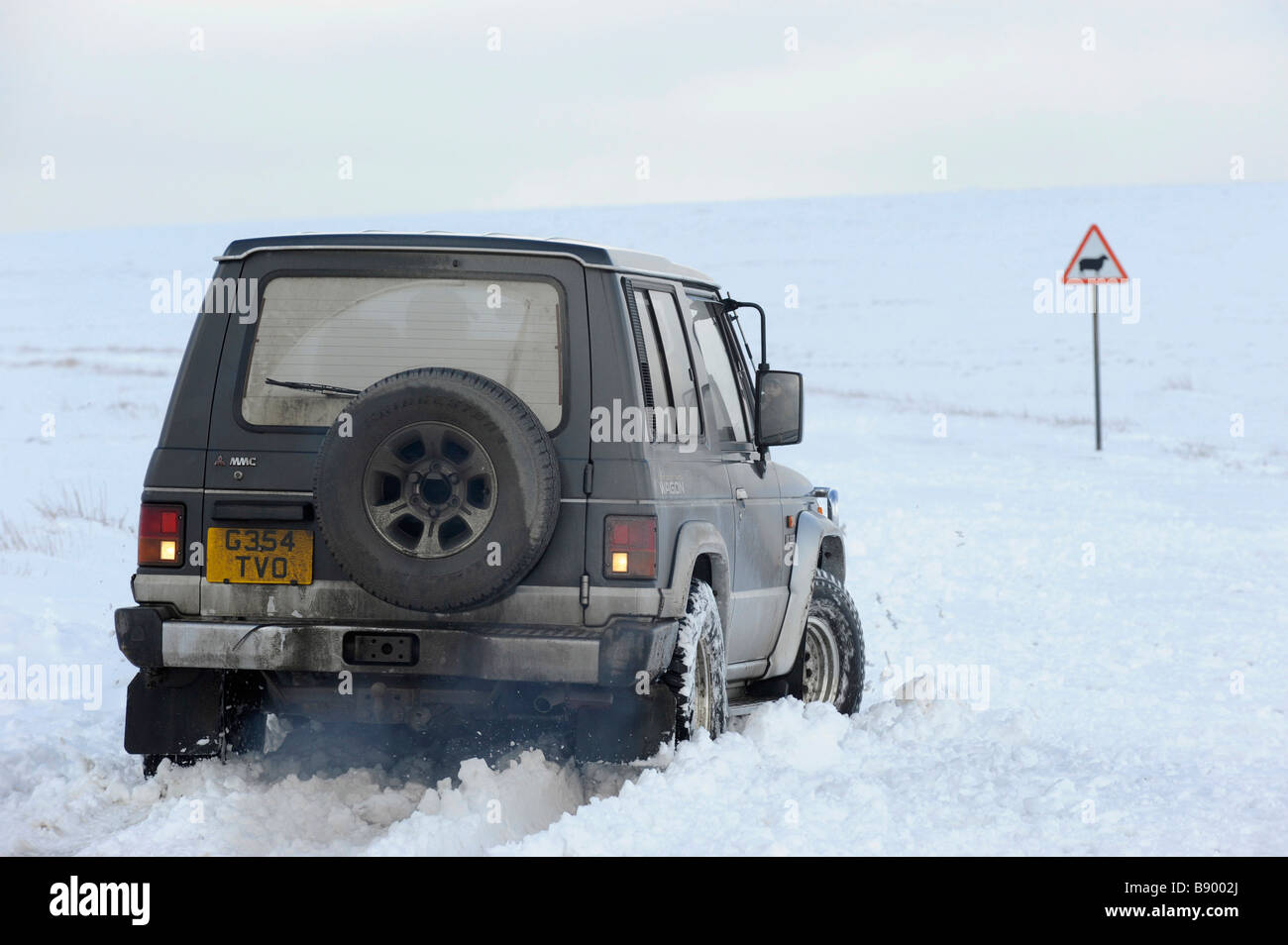 Ein Off-Road 4 x 4 Suv-Fahrzeug stecken im Schnee auf Exmoor Stockfoto