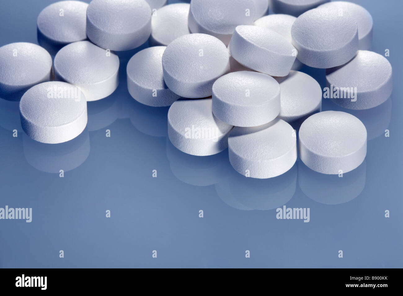 Tabletten auf blauem Hintergrund Stockfoto