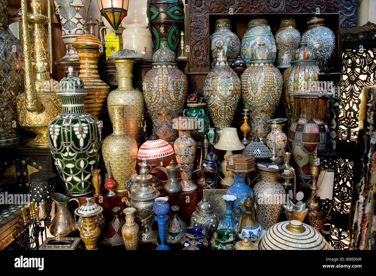 Vasen und Töpfe am Marktstand in Dubai, Vereinigte Arabische Emirate Stockfoto