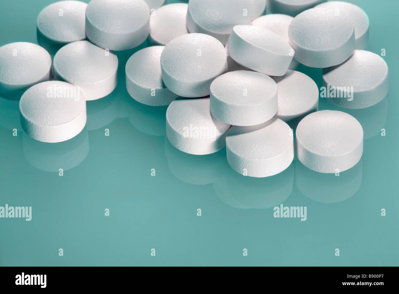Tabletten auf grünem Hintergrund Stockfoto