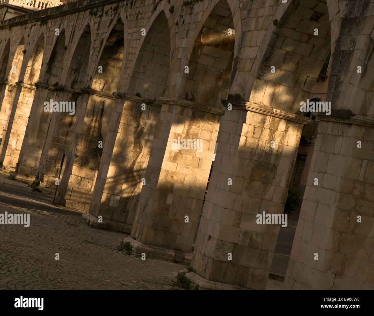 Aquaduct auf dem Platz Piazza Garibaldi Sulmona Abruzzo Palio Stockfoto