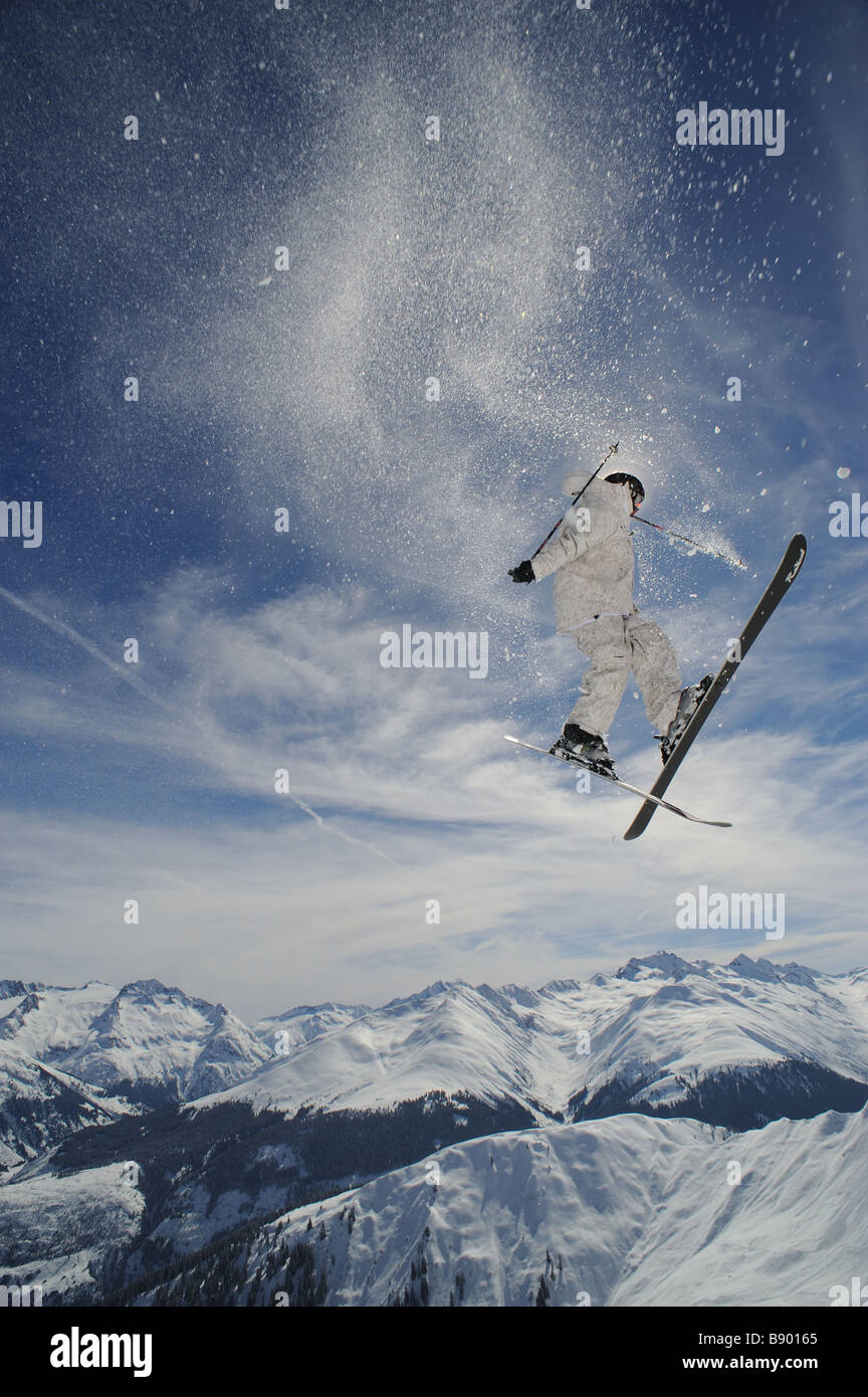 Freeskier Durchführung einen Sprung in den Schweizer Alpen Stockfoto
