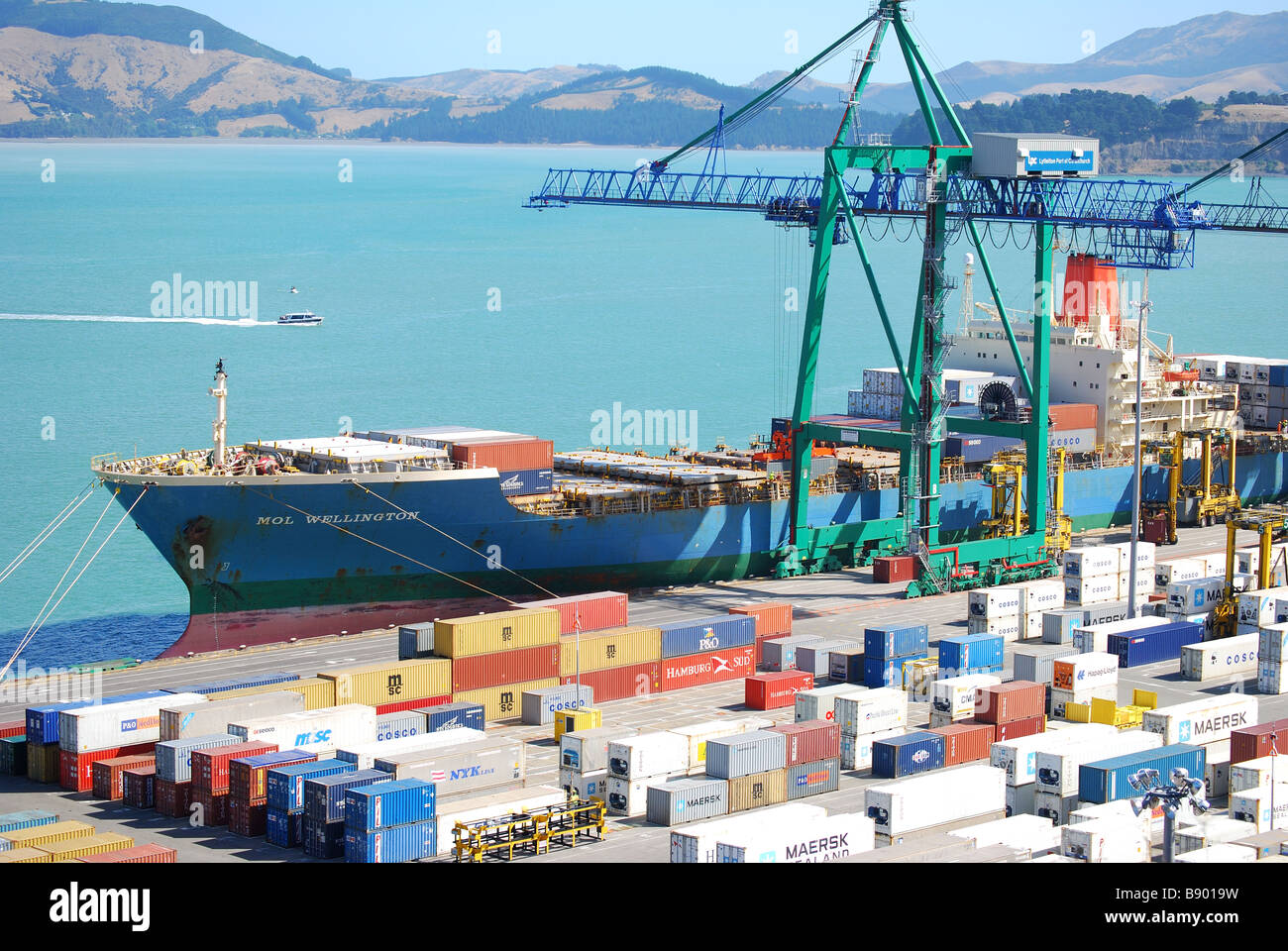 Containerschiff laden am Lyttelton, Lyttelton Harbour, der Bank Halbinsel, Canterbury, Südinsel, Neuseeland Stockfoto