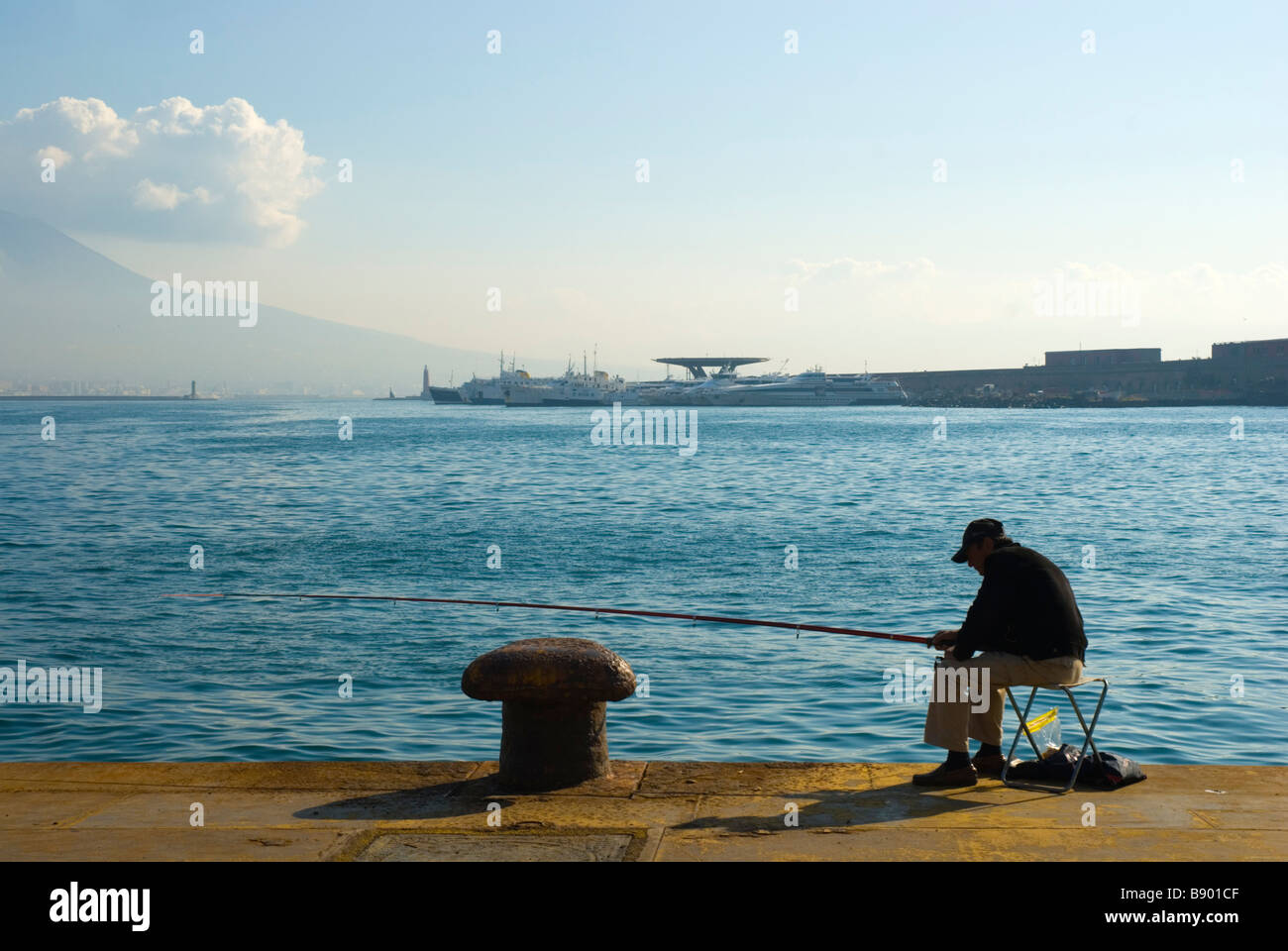 Fischer im Hafen von Neapel Italien Europa Stockfoto