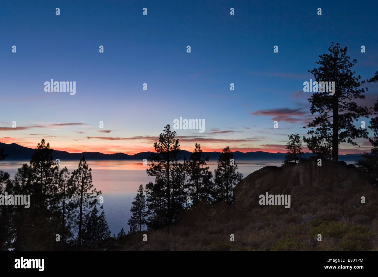 Sonnenuntergang vom Logan schwärmen Vista Point off Highway 50, Zephyr Cove, Lake Tahoe, Nevada, USA Stockfoto