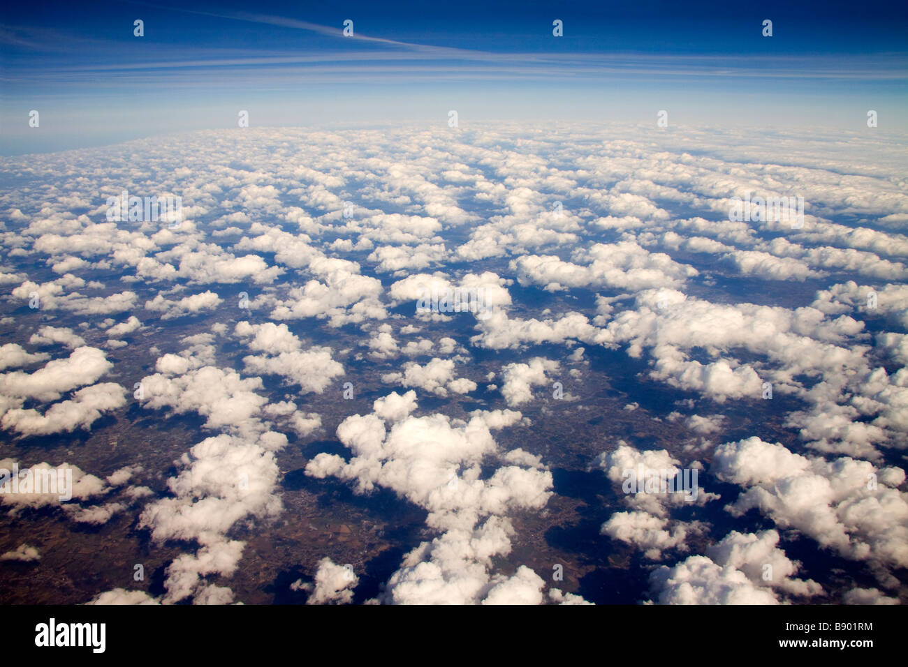 Gebrochene Wolkendecke über Nordeuropa von oben gesehen Stockfoto