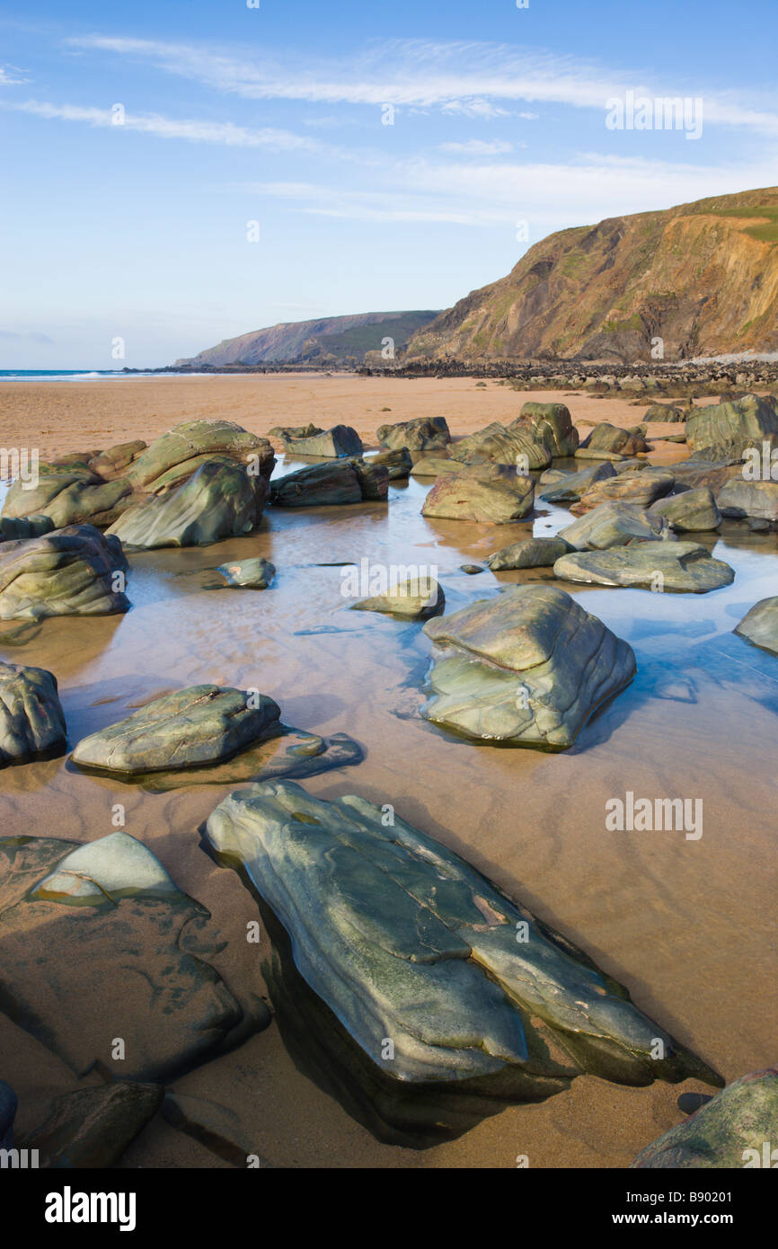 Felsen und Felsenpools am Strand von Sandymouth Bay North Cornwall England Stockfoto