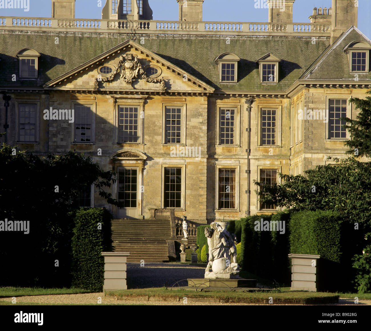 Die Nordfront des Belton House Lincolnshire mit der alten Vater Zeit Sonnenuhr im Vordergrund Stockfoto