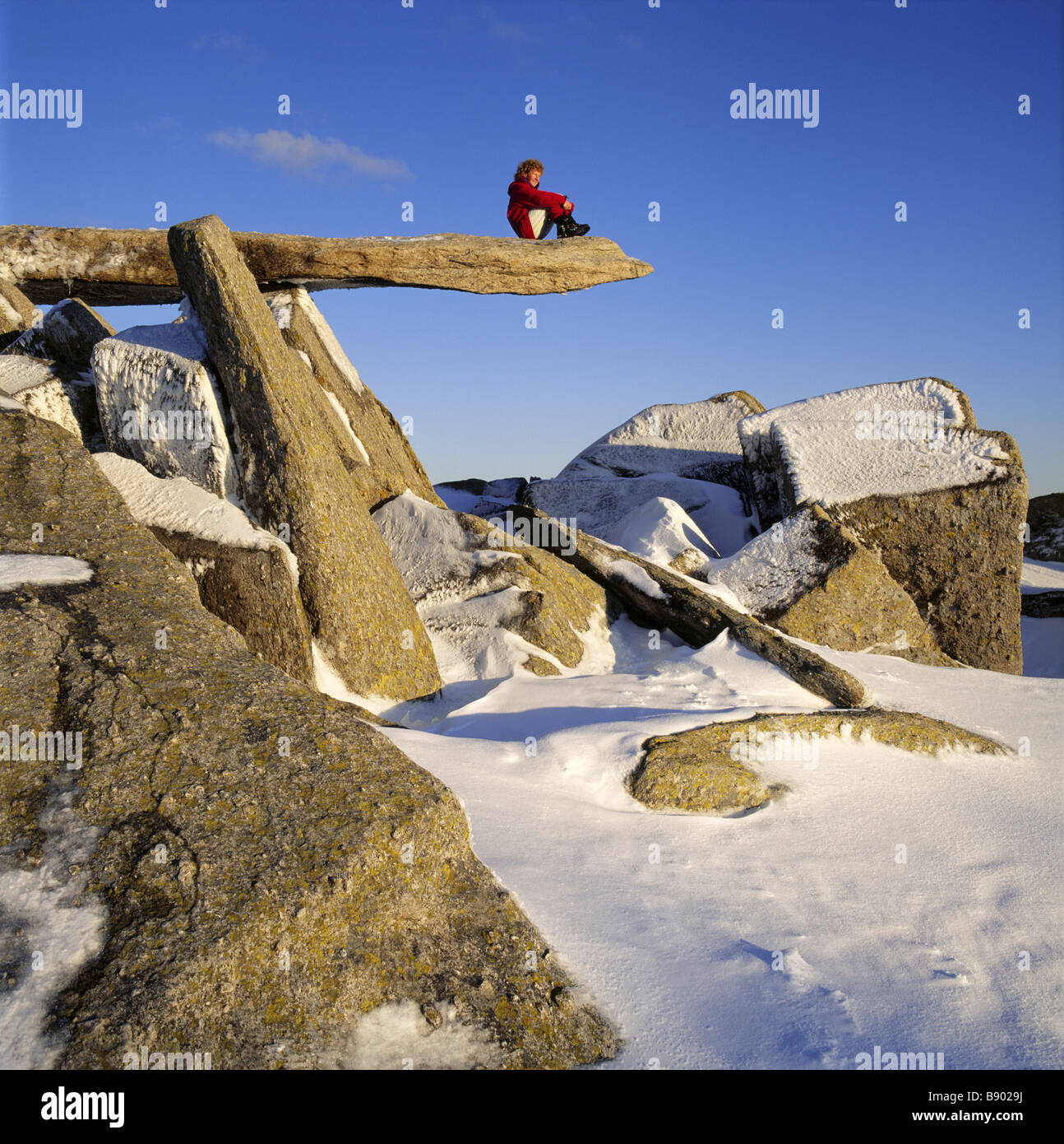 Carneddau A Kletterer sitzt auf der Cantilever ein markantes Merkmal der Felsen nahe dem Gipfel des Glyder Fach nicht NT Stockfoto