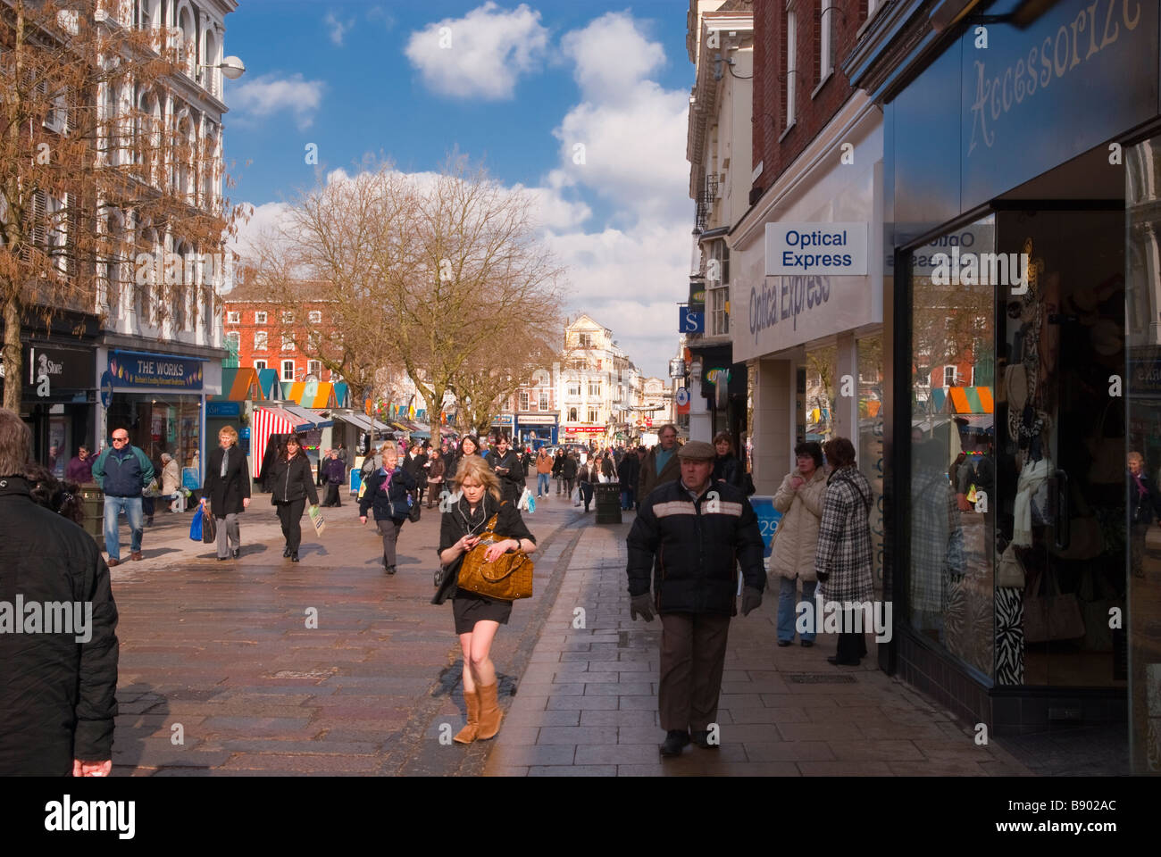 Die belebten Straßen von Norwich, Norfolk, Großbritannien vollgepackt mit Käufern und Menschen beim Einkaufen an einem schönen Tag Stockfoto