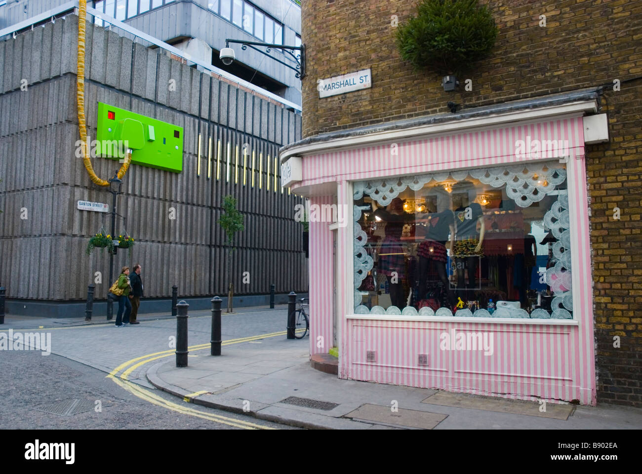 Modegeschäft am Rand Ganton Street und Marshall Street in Soho in London England UK Stockfoto