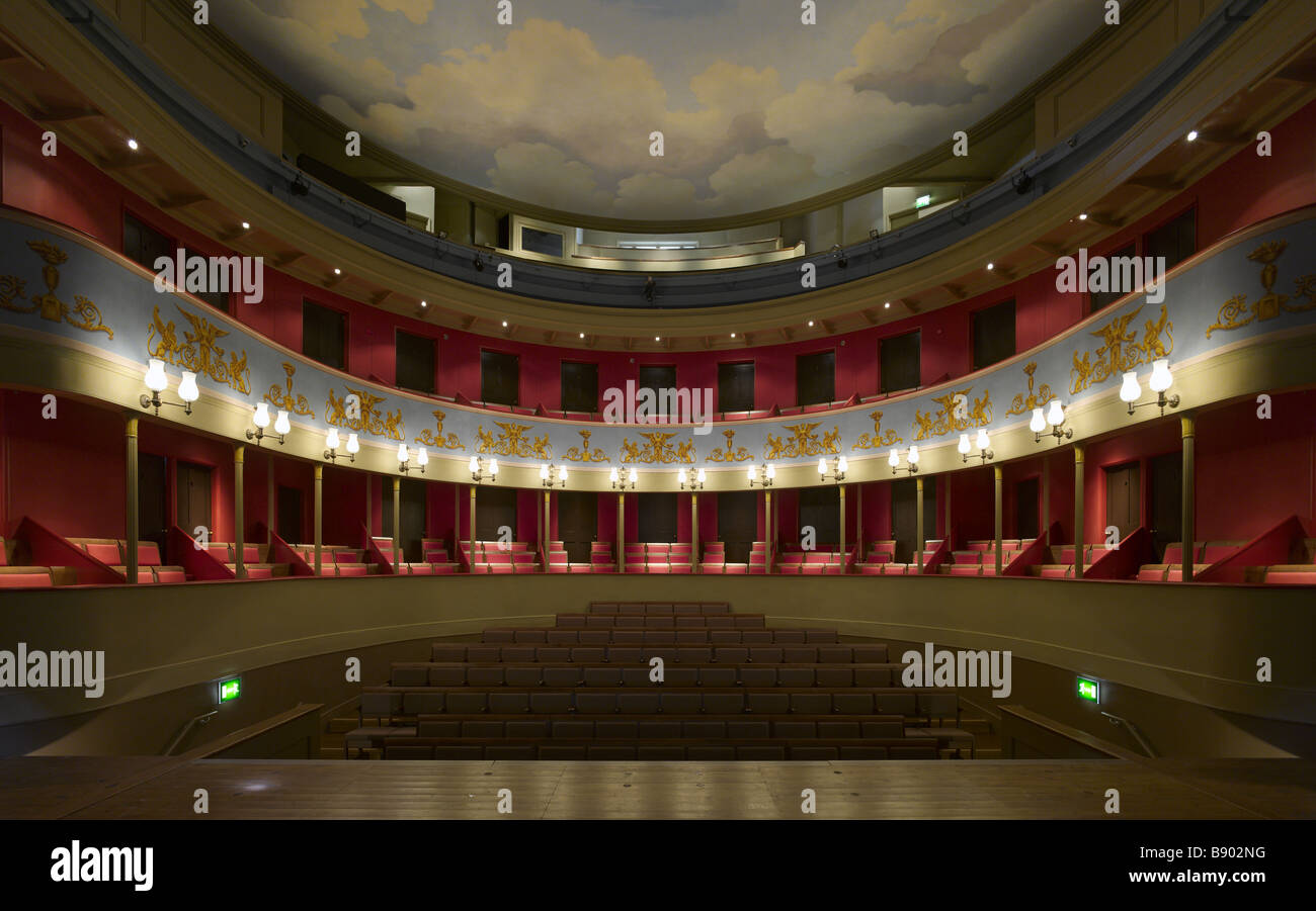 Das Auditorium, gesehen von der Bühne, im Theatre Royal, Bury St Edmunds, Suffolk. Stockfoto