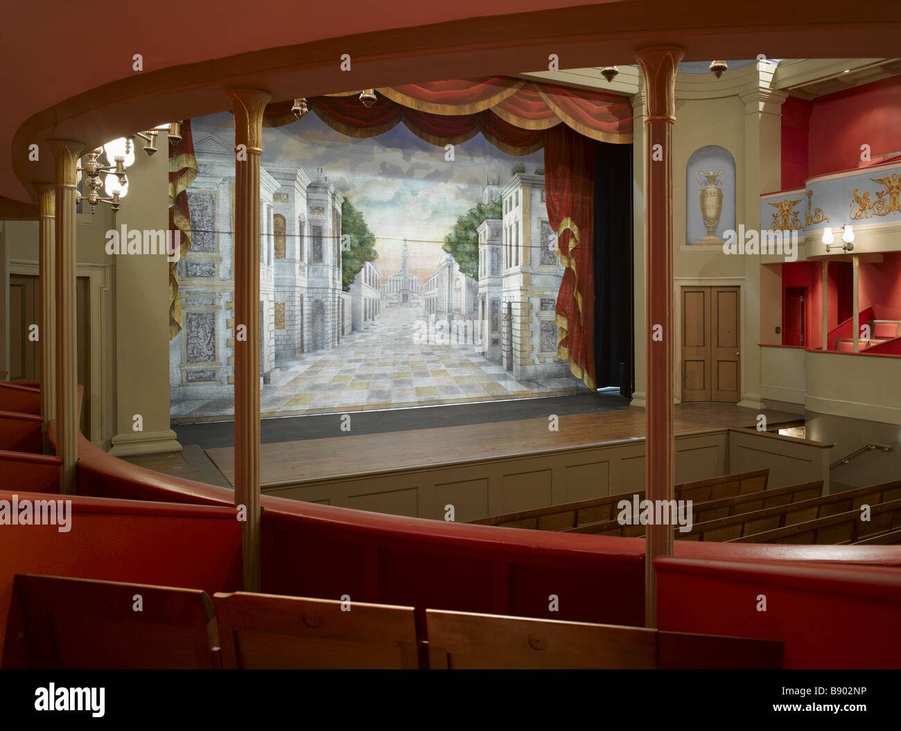 Das Auditorium und die Sicht auf die Bühne am Theatre Royal, Bury St Edmunds, Suffolk. Stockfoto