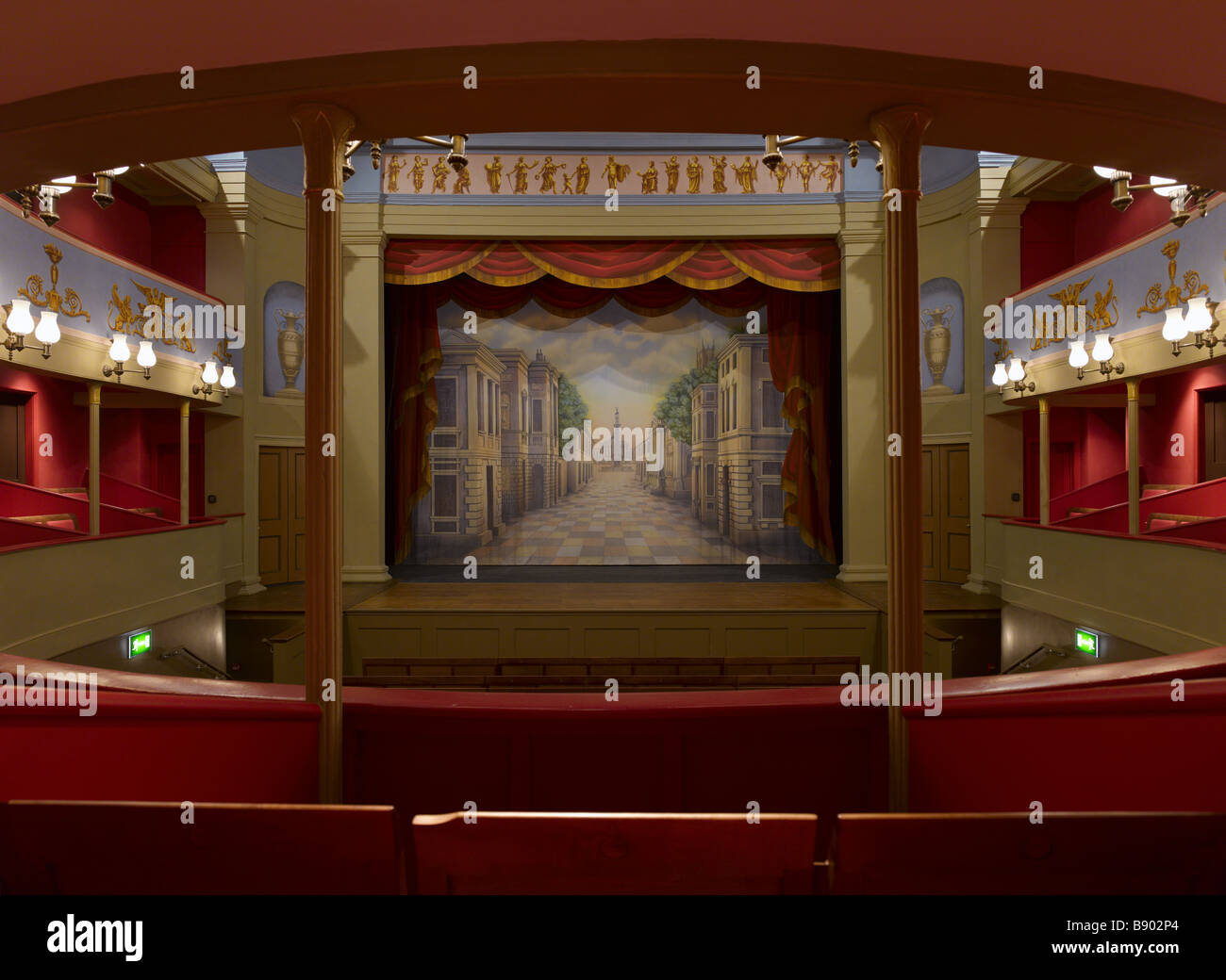 Blick auf die Bühne und eiserner Vorhang am Theatre Royal, Bury St Edmunds, Suffolk. Stockfoto