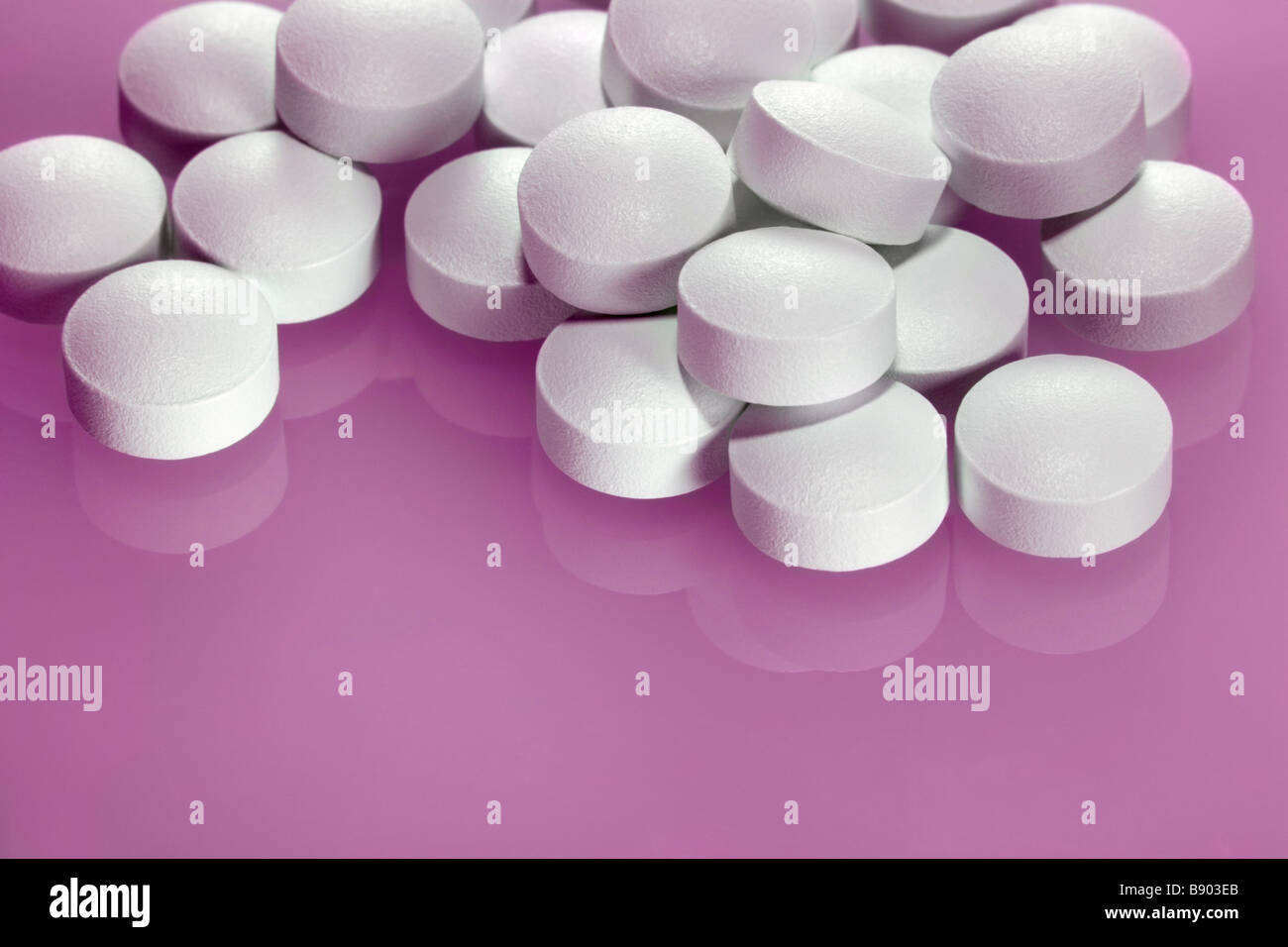 Tabletten auf einem rosa Hintergrund Stockfoto
