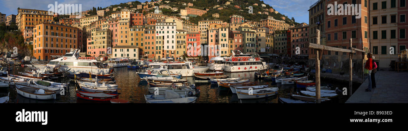 Panoramablick über den kleinen Hafen Camogli, italienische Riviera, Ligurien, Italien Stockfoto