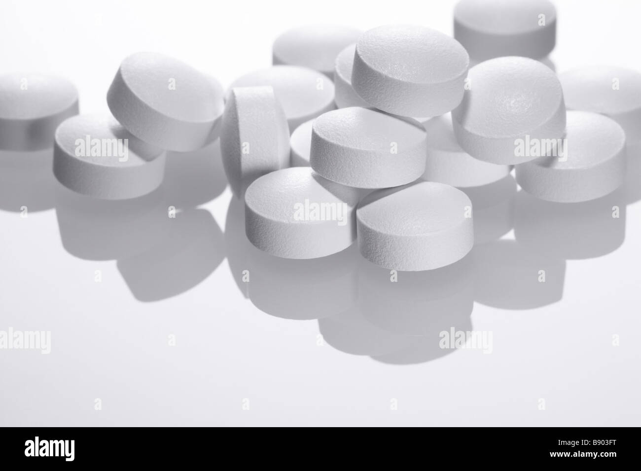 Tabletten auf weißem Hintergrund Stockfoto