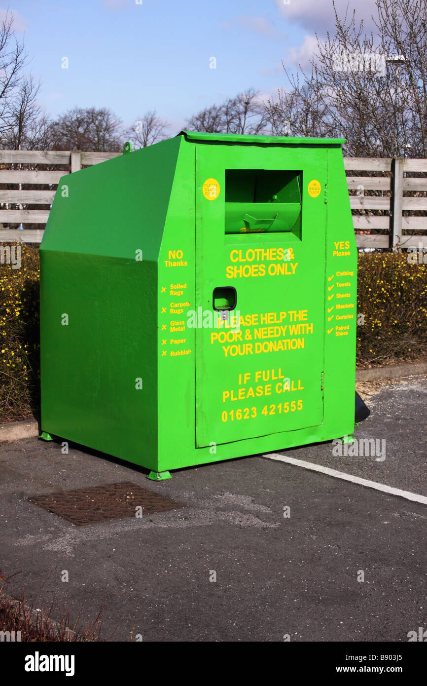 grüne Kleidung Textilien Recyclingbehälter befindet sich auf einem Parkplatz Stockfoto