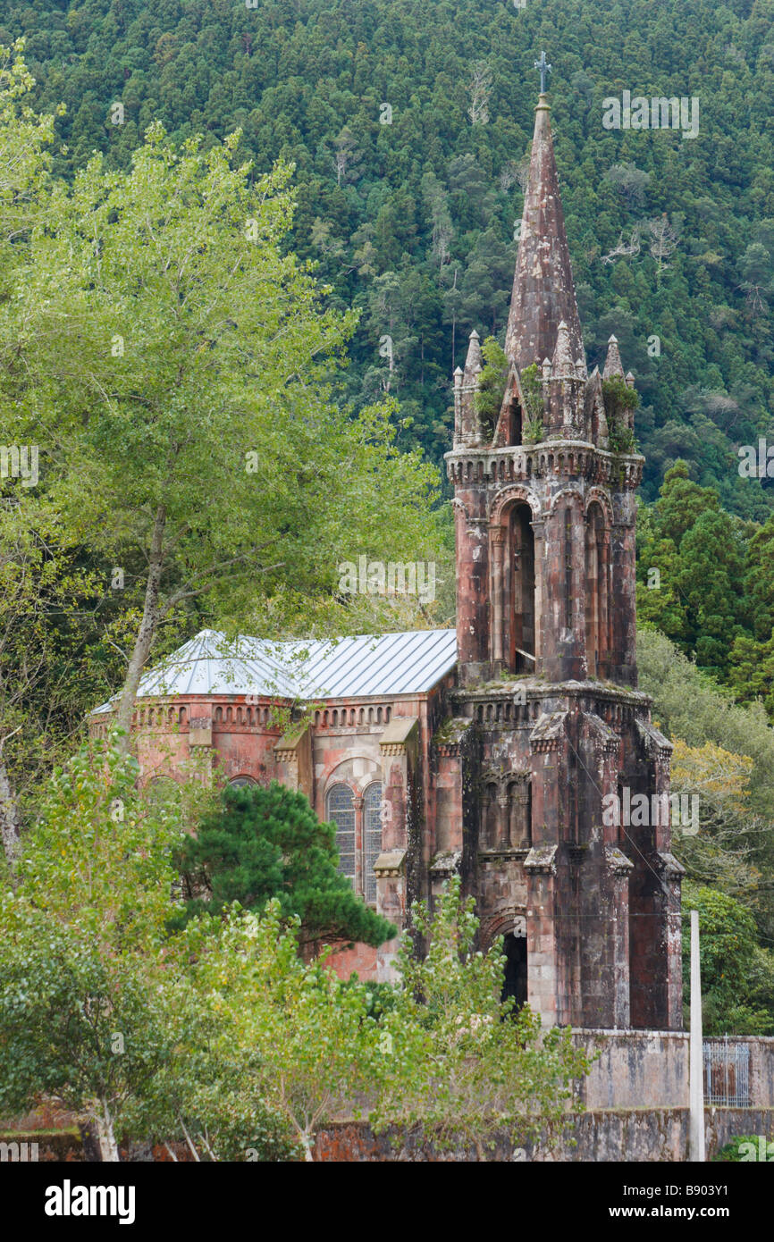 Gotische Kirche am Ufer des Lake Furnas auf Sao Miguel Insel der Azoren Stockfoto