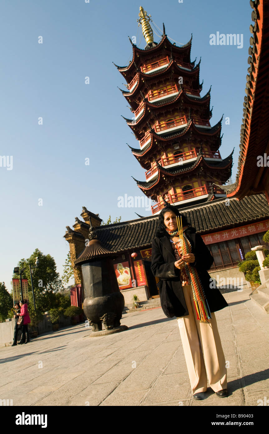 Ein Ausländer betet im schönen Jiming buddhistischen Tempel in Nanjing, Jiangsu, China. Stockfoto