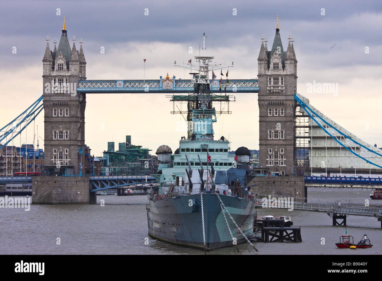 Kriegsschiff HMS Belfast vor der London Tower Bridge Stockfoto