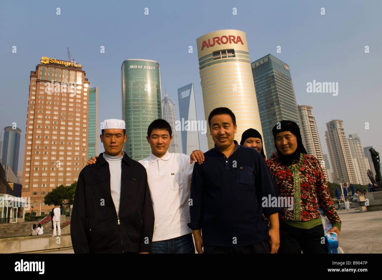 Muslimischen Uiguren Familie Pose vor der finanziellen Bezirk Pudong, Shanghai. Stockfoto