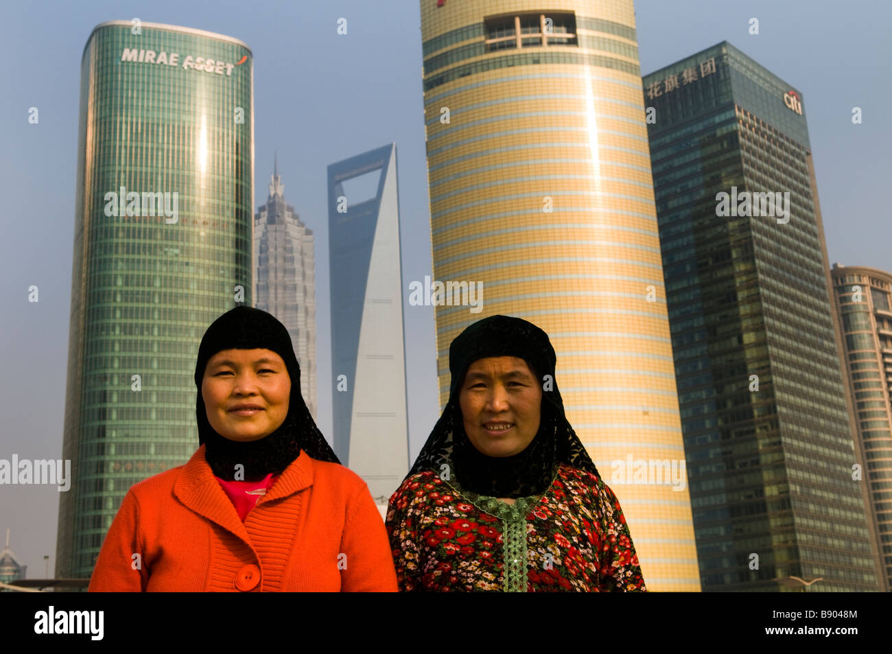 Beiden uigurischen Frauen posieren vor dem finanziellen Bezirk Pudong, Shanghai. Stockfoto