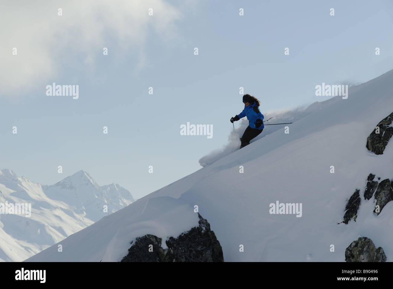 Frau Skifahrer Kreuzfahrt auf einem feinen Grat Stockfoto