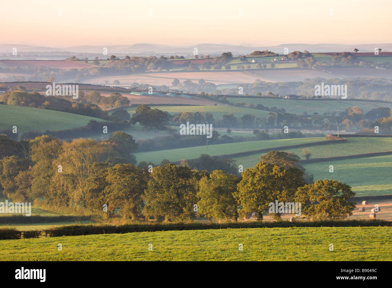 Hügeligem Ackerland des mittleren Devon betrachtet von Morchard Bischof Devon England Stockfoto