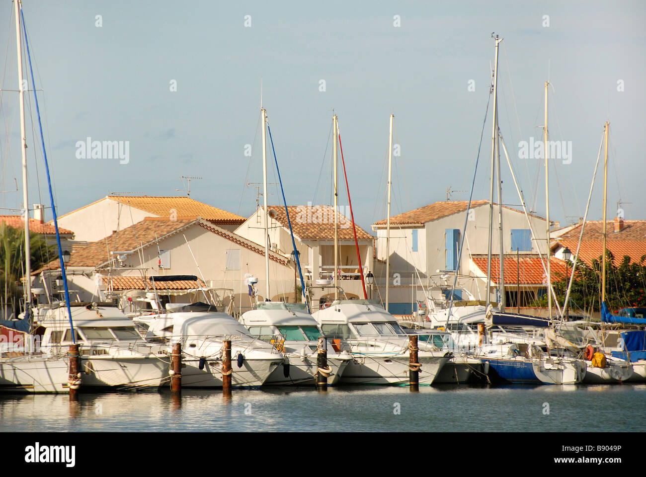 Boote in einem kleinen Hafen, St. Maries De La Mer, Frankreich Stockfoto