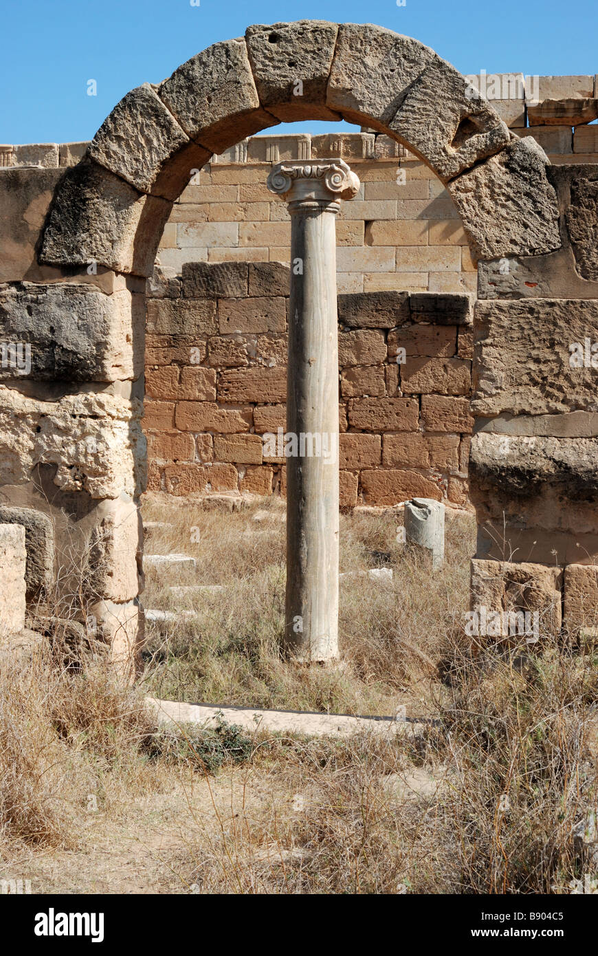 Bogen und Spalte in Leptis Magna Stockfoto
