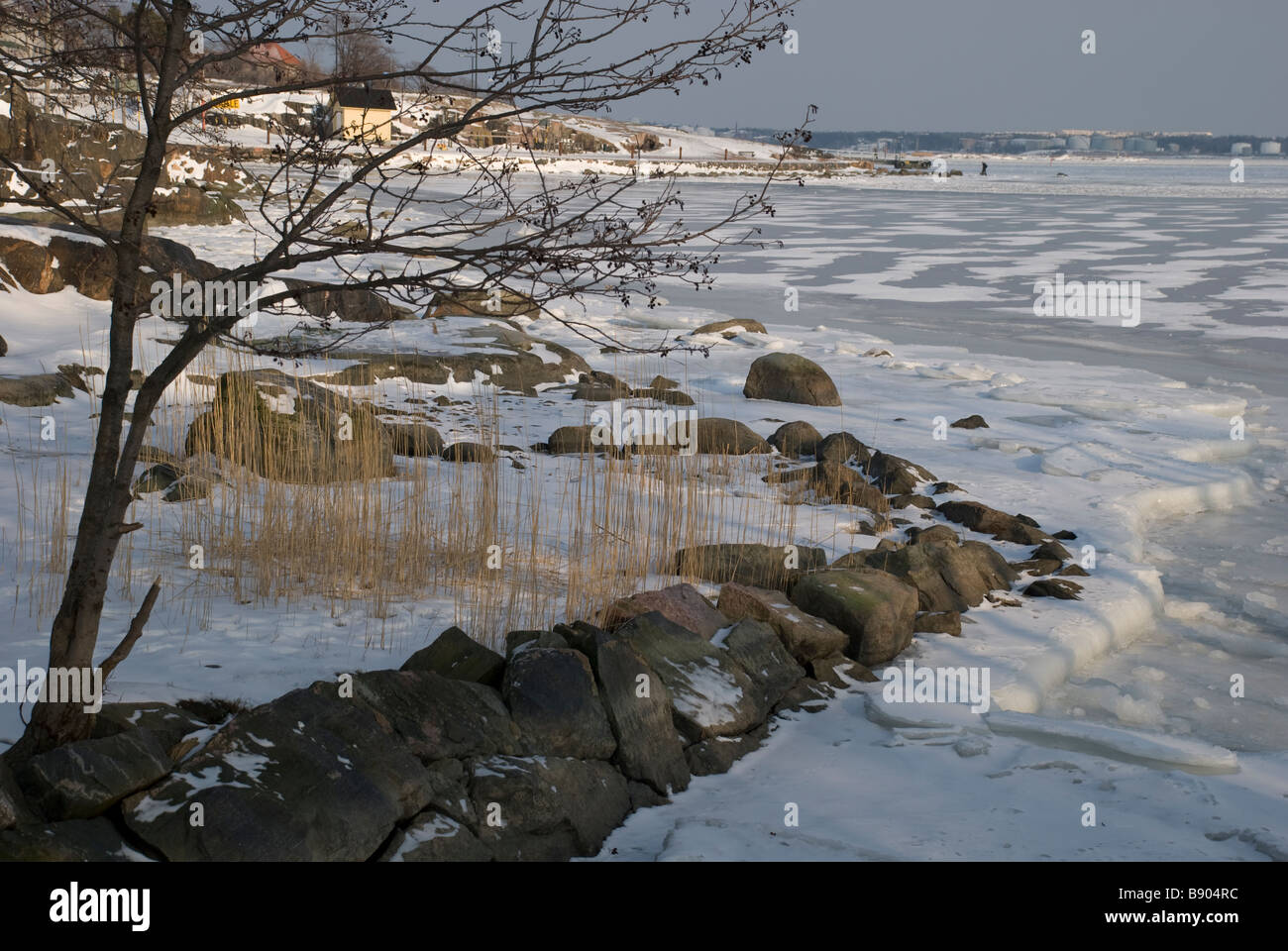 Ein Blick über gefrorene Küstenlinie Stockfoto