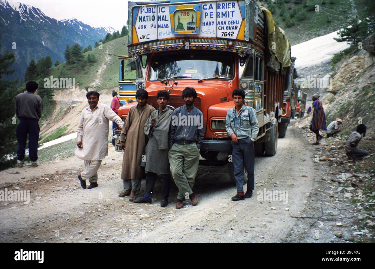 Kashmiri LKW-Fahrer warten auf der Straße, nach dem harten Winter in den Bergen des Himalaya in Kaschmir zu öffnen. Stockfoto