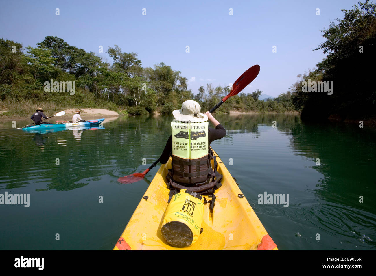 Laos, Provinz Vientiane, Vang Vieng, Nam Song River, Kajaks, Frau. Stockfoto