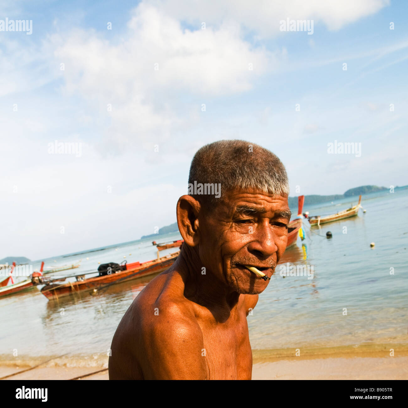 Ein alter Fischer auf dem Weg zu seinem Fischerboot, Phuket, Thailand. Stockfoto