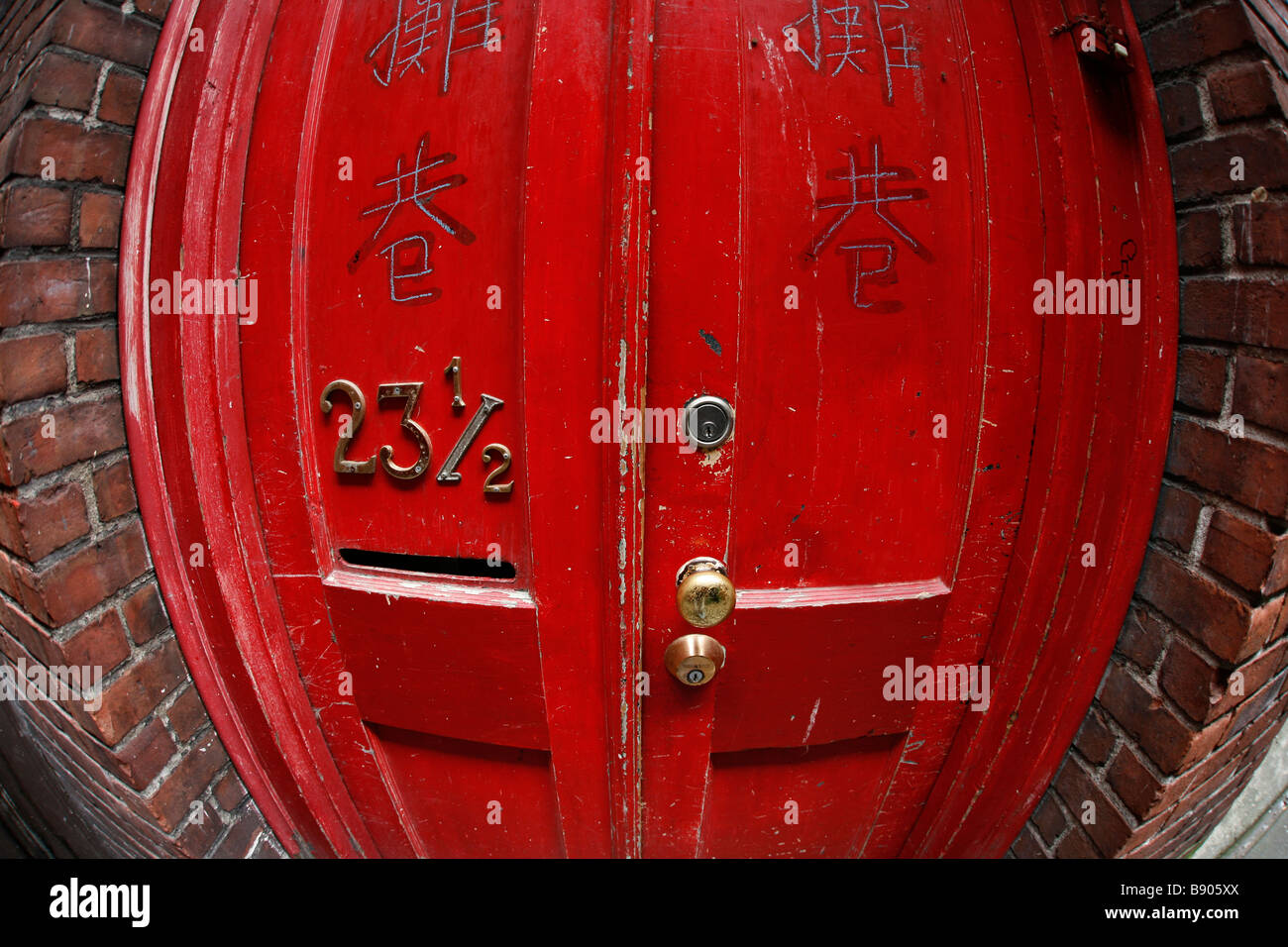 Eine Tür mit einer interessanten Adresse in Fan Tan Alley in Victorias Chinatown in British Columbia, Kanada. Stockfoto