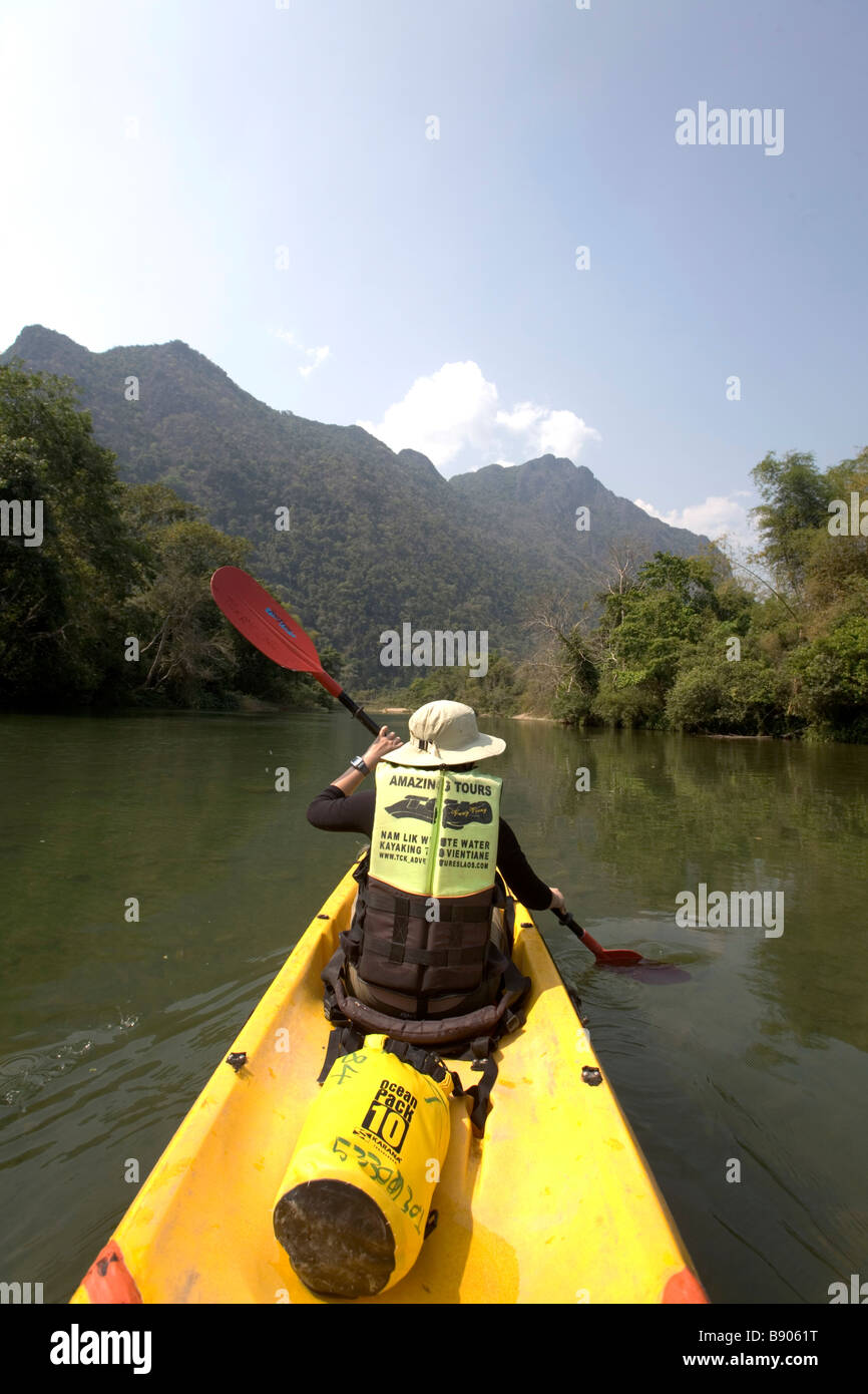 Laos, Provinz Vientiane, Vang Vieng, Nam Song River, Kajak, Frau. Stockfoto