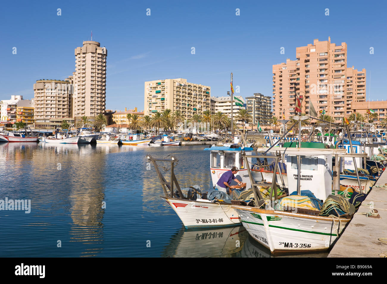 Fuengirola Malaga Provinz Costa del Sol Spanien Stadt gesehen über den Fischereihafen Fischer auf ihren Booten Stockfoto