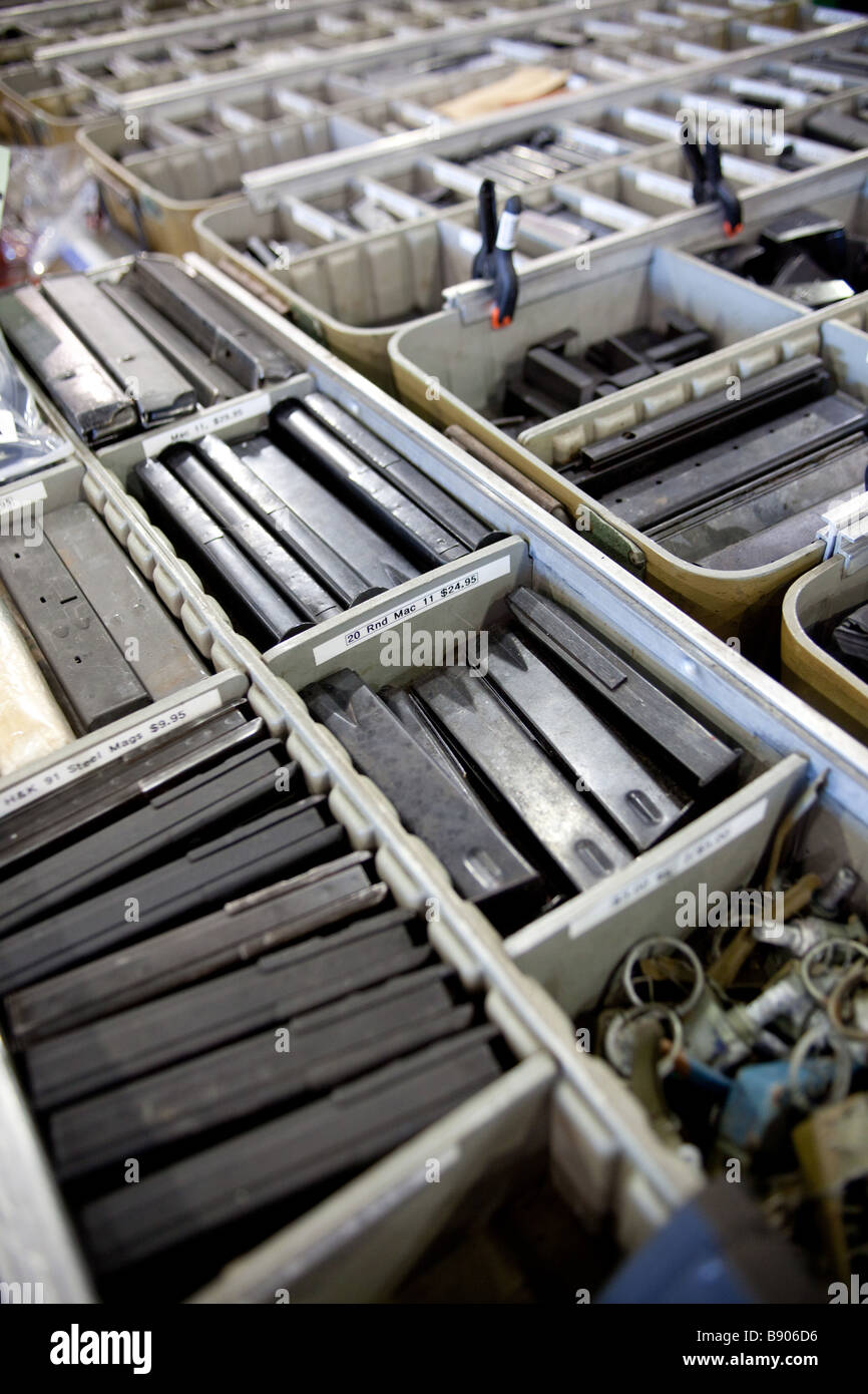 Munition, Gewehr-Patronen und Kugeln sind zum Verkauf an eine Pistole zeigen in Virginia. Stockfoto